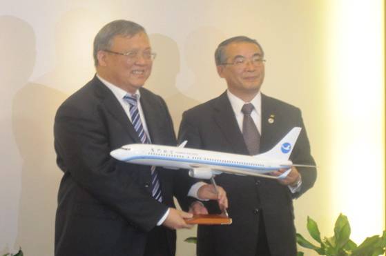 (厦門航空洪董事長と中村知事) 