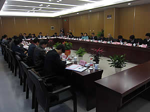 積極的な意見交換が行われた崇明島政府での会議 