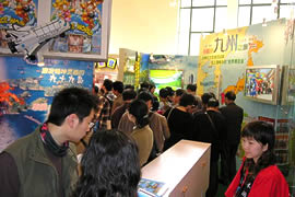 参观者在九州展台的长崎风情游展板前的情形
