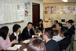 落实"长崎县风情游"的有关人员正在长崎县上海事务所内协商
