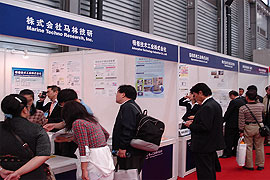 图为上海中国工业博览会长崎展馆前的来访者