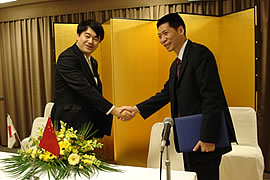图为第18届长崎福建经济交流促进会议的签字仪式