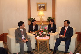 左侧：长崎县藤井健副知事 右侧：大连市夏德仁市长