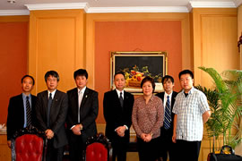 长崎县教育厅访问上海外国语学院时的纪念留影