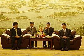图为长崎县商工劳动部石崎理事（左侧）与浙江省人民政府外事办 
