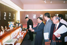 锦江国际集团的领导干部正在陶瓷器展示厅考察