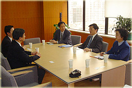图为小岛课长（左二），朱顾问（右一），赵秘书长（右二）（照片）