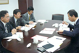 左起鹤田指导主事，渡川系长，川本校长。右起张进副处长