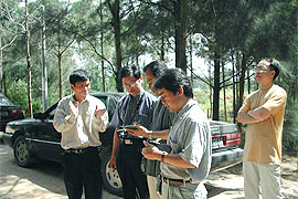 福建省林业科学研究院的专家与长崎县的专家共同考察东山县海岸防风林的成长情况